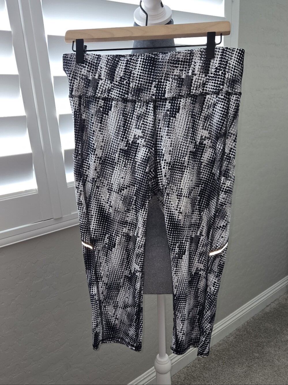 Xersion Fitted Capri Workout Leggings
